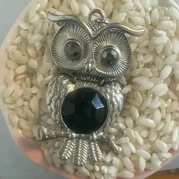 Articulated silver toned owl pendant necklace with faceted eye and belly - Picture 5 of 6